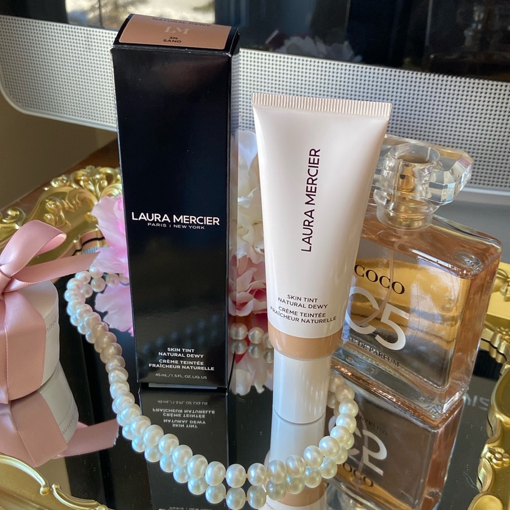 🆕 Laura Mercier natural dewy skin tint in shade 3n sand.